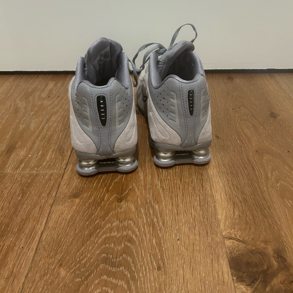 Nike women’s shox Gray Sneakers - Picture 4 of 6